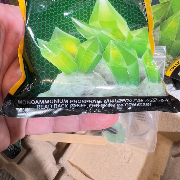 National Geographic Crystal Lab Glow In The Dark STEM Science Complete Kit 8+ - Picture 10 of 11